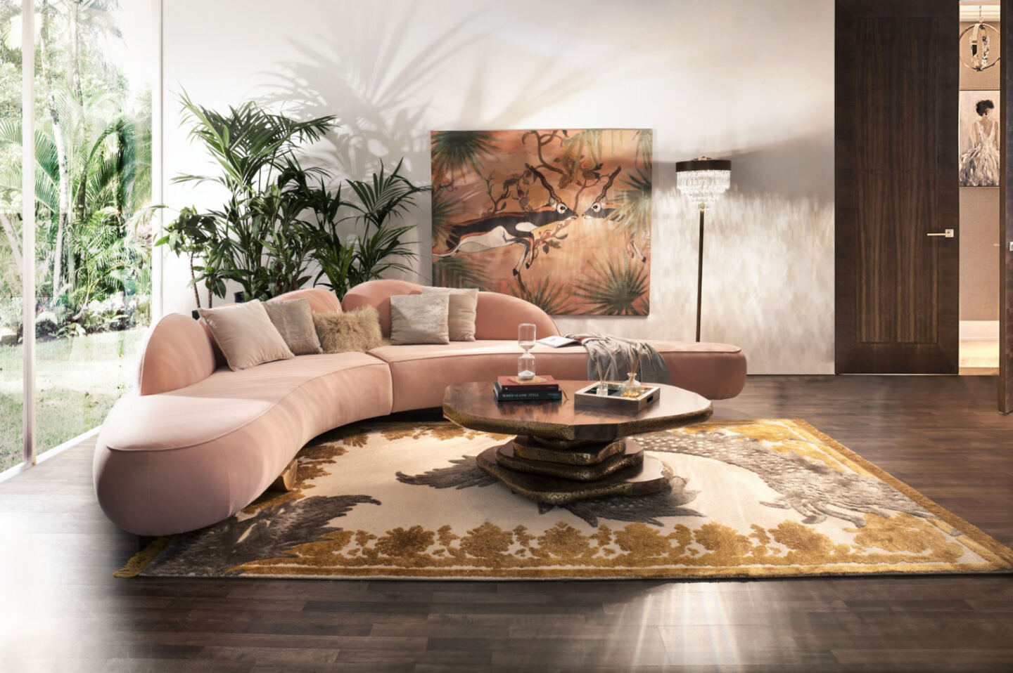Rosa geschwungenes Sofa in einem minimalistischen Raum mit Pflanzen.