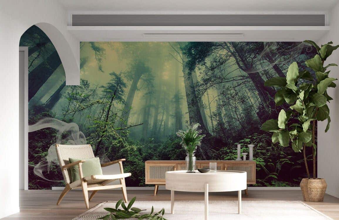 Ever Wallpaper Wandbild eines Waldes hinter einem Sideboard aus Rattan, einem Rattanstuhl und einem runden Couchtisch aus Holz